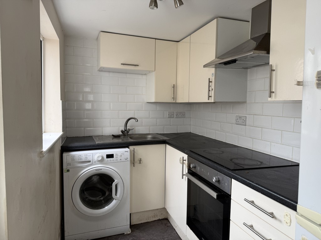 Lot: 125 - FREEHOLD TWO-BEDROOM MID-TERRACE HOUSE FOR IMPROVEMENT - Kitchen with fitted units